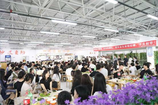 人们在看台上的人在人群里  描述已自动生成
