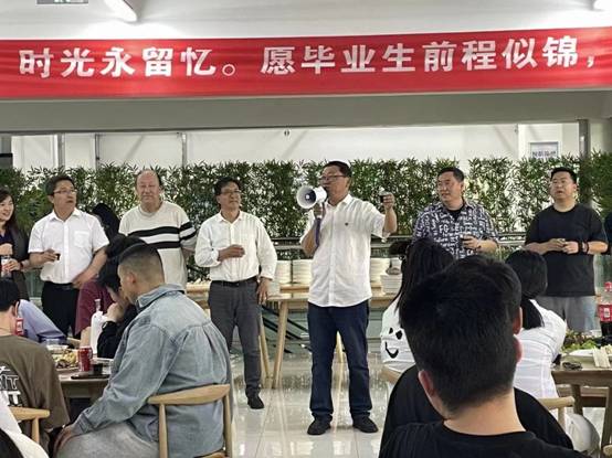 一群人在餐厅里  描述已自动生成