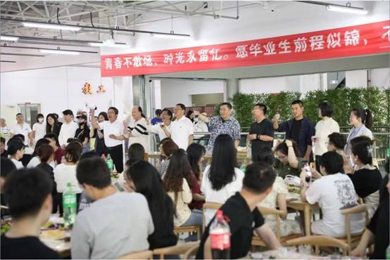 人们在看台上的人群  中度可信度描述已自动生成